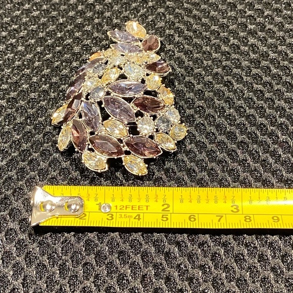 Vintage Old Hollywood Lucite Rhinestone Silver Tone Large Brooch Pin - Picture 7 of 8